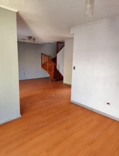 Amplia Casa Aislada Sólida 4D/3B/3E  ,Regularizada. Sector Tranquilo con portón de Acceso Micro barrio