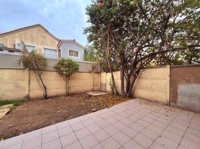 Amplia Casa Aislada Sólida 4D/3B/3E  ,Regularizada. Sector Tranquilo con portón de Acceso Micro barrio