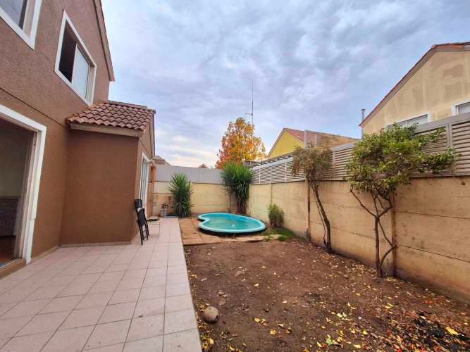 Amplia Casa Aislada Sólida 4D/3B/3E  ,Regularizada. Sector Tranquilo con portón de Acceso Micro barrio