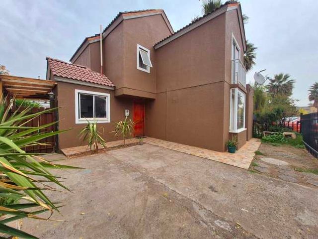 Amplia Casa Aislada Sólida 4D/3B/3E  ,Regularizada. Sector Tranquilo con portón de Acceso Micro barrio