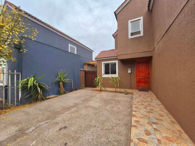 Amplia Casa Aislada Sólida 4D/3B/3E  ,Regularizada. Sector Tranquilo con portón de Acceso Micro barrio