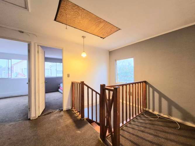 Amplia Casa Aislada Sólida 4D/3B/3E  ,Regularizada. Sector Tranquilo con portón de Acceso Micro barrio