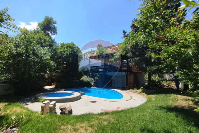 Casa familiar con piscina y gran potencial