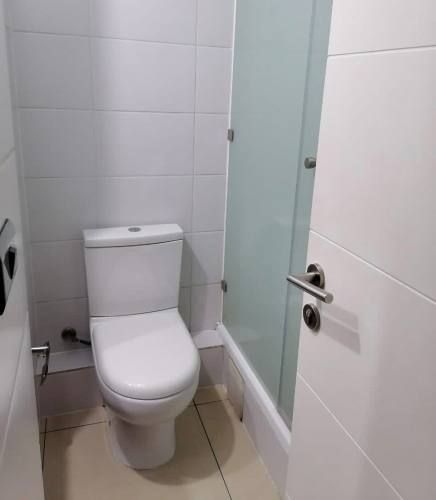 ESTUDIO AMOBLADO CON ESTACIONAMIENTO Y BODEGA