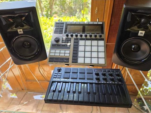Maschine Plus (Standalone) + 2 parlantes JBL MKII + AKAI MPK mini