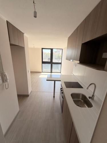 Departamento en arriendo c/ estacionamiento en Parque Los Reyes