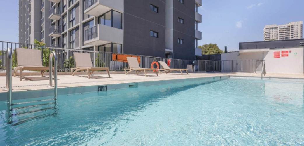 Departamento en arriendo c/ estacionamiento en Parque Los Reyes