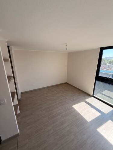 Departamento en arriendo c/ estacionamiento en Parque Los Reyes