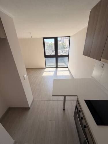 Departamento en arriendo c/ estacionamiento en Parque Los Reyes