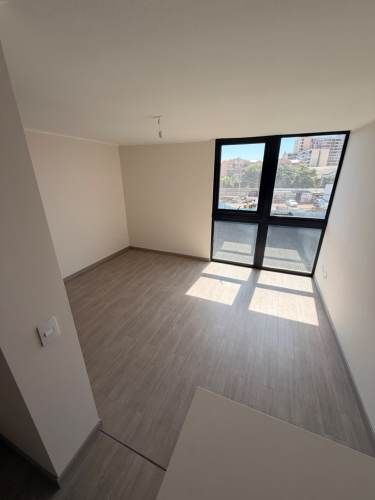 Departamento en arriendo c/ estacionamiento en Parque Los Reyes