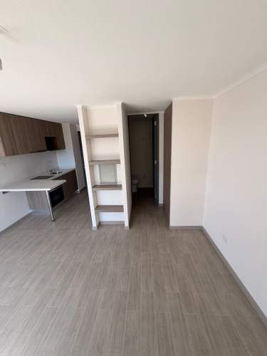 Departamento en arriendo c/ estacionamiento en Parque Los Reyes