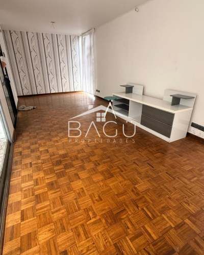 SE VENDE CASA ESQUINA, A PASOS DE AV ARGENTINA