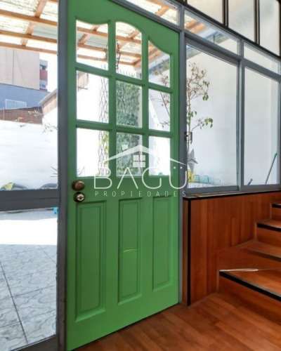 SE VENDE CASA ESQUINA, A PASOS DE AV ARGENTINA