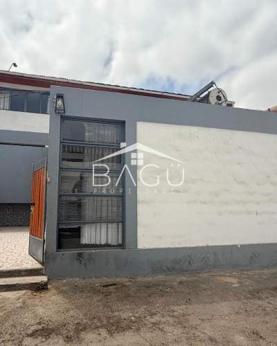 SE VENDE CASA ESQUINA, A PASOS DE AV ARGENTINA