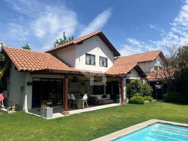 Casa con Amplio Jardin y Exquisita Piscina.