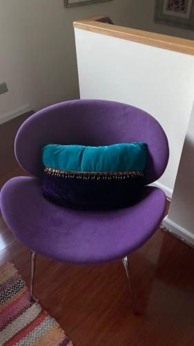 Silla morada aterciopelada