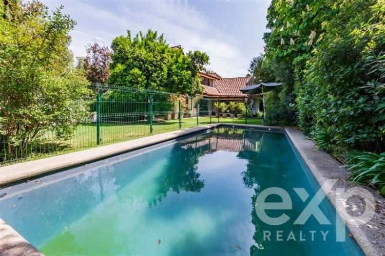 CASA Av. La Dehesa con Bernardo Larraín