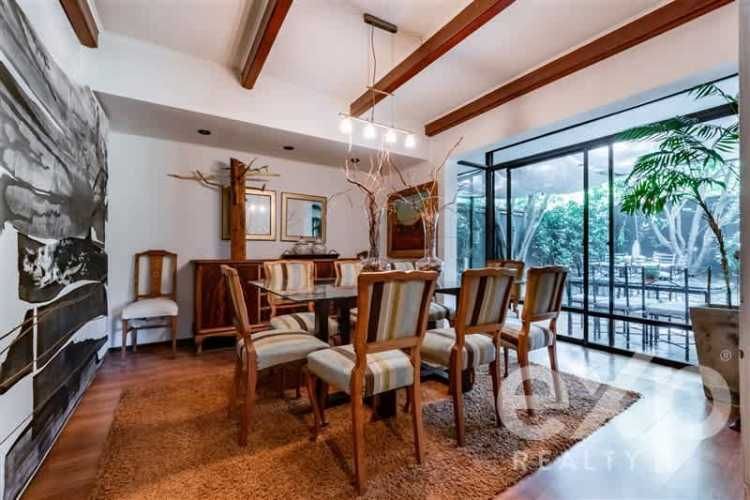 CASA Av. La Dehesa con Bernardo Larraín