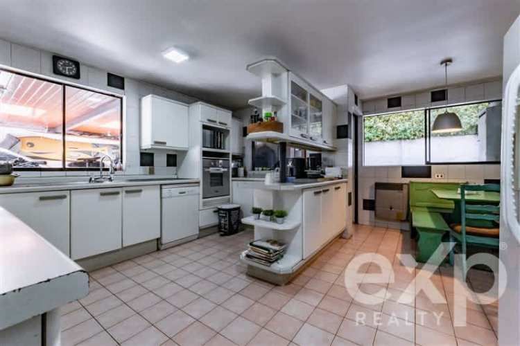 CASA Av. La Dehesa con Bernardo Larraín