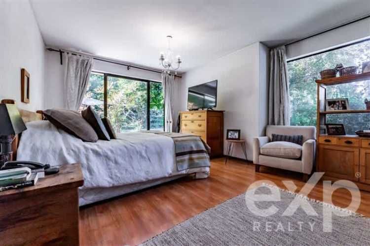 CASA Av. La Dehesa con Bernardo Larraín