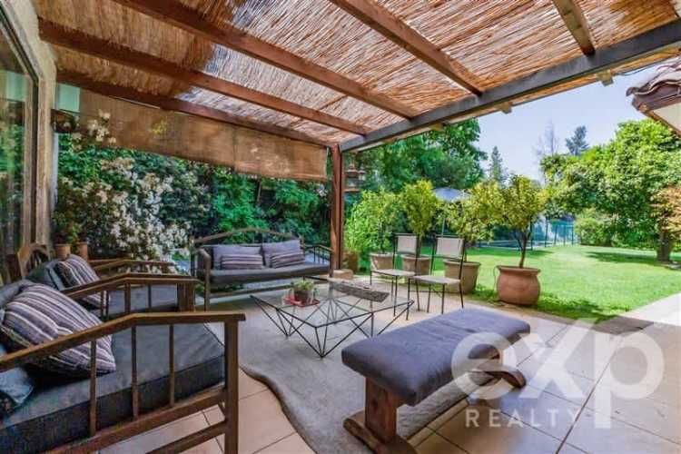 CASA Av. La Dehesa con Bernardo Larraín