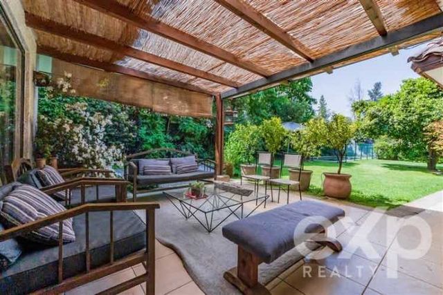 CASA Av. La Dehesa con Bernardo Larraín