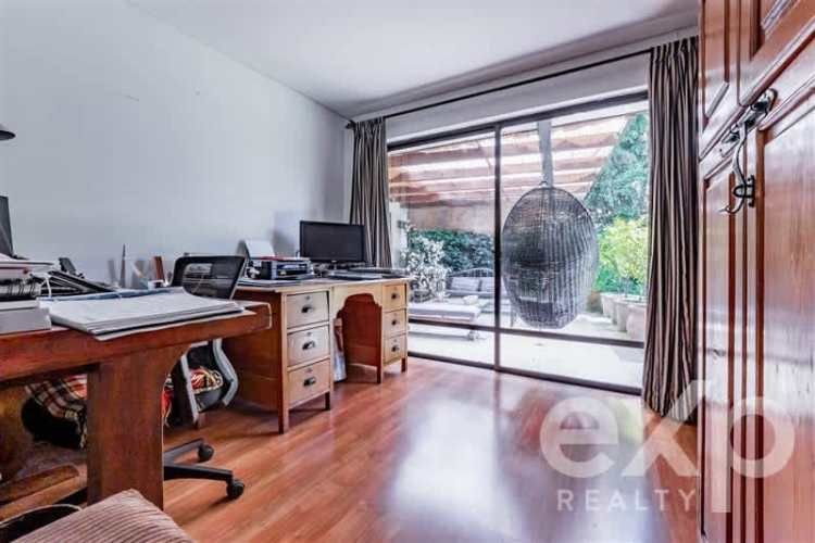 CASA Av. La Dehesa con Bernardo Larraín