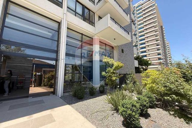 ¡moderno departamento en macul: 2d+2b, piscina!