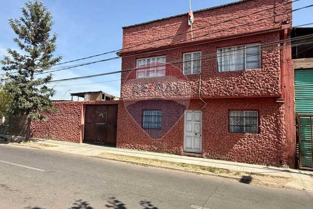 Casa de 2 pisos con amplio patio