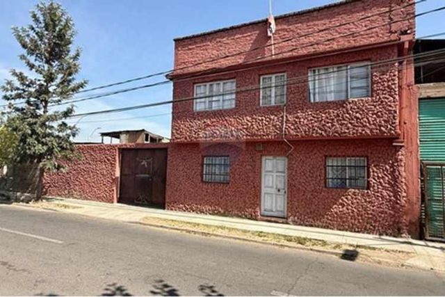 Oficina de 2 pisos con amplio estacionamiento