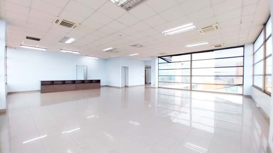 A Minutos del Centro - Excelente Ubicación - Edificio de Oficinas - A Pasos de Autopistas