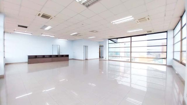 A Minutos del Centro - Excelente Ubicación - Edificio de Oficinas - A Pasos de Autopistas