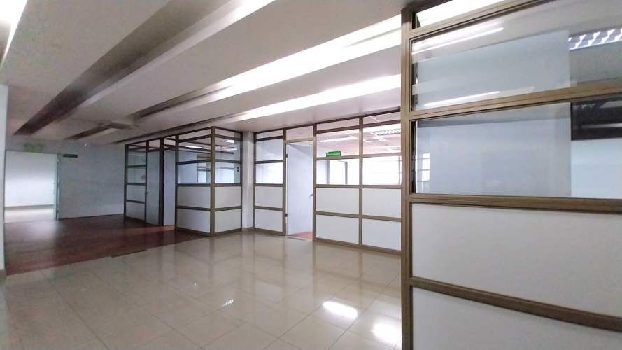 A Minutos del Centro - Excelente Ubicación - Edificio de Oficinas - A Pasos de Autopistas