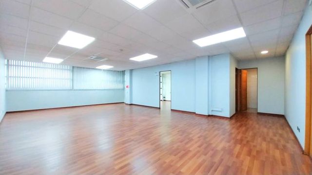 A Minutos del Centro - Excelente Ubicación - Edificio de Oficinas - A Pasos de Autopistas