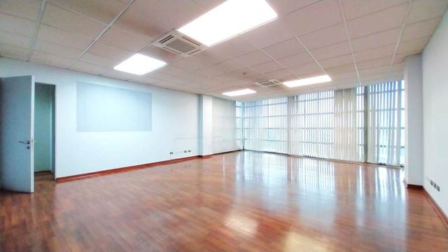 A Minutos del Centro - Excelente Ubicación - Edificio de Oficinas - A Pasos de Autopistas