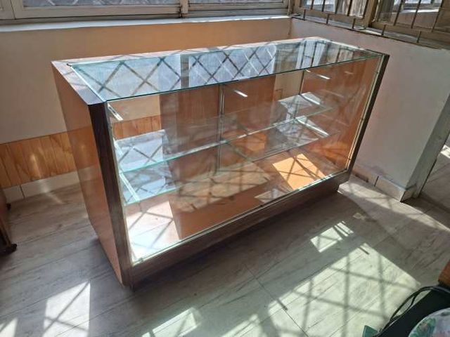 Vitrina de vidrio 150x90x50, estructura madera enchapada, excelente estado