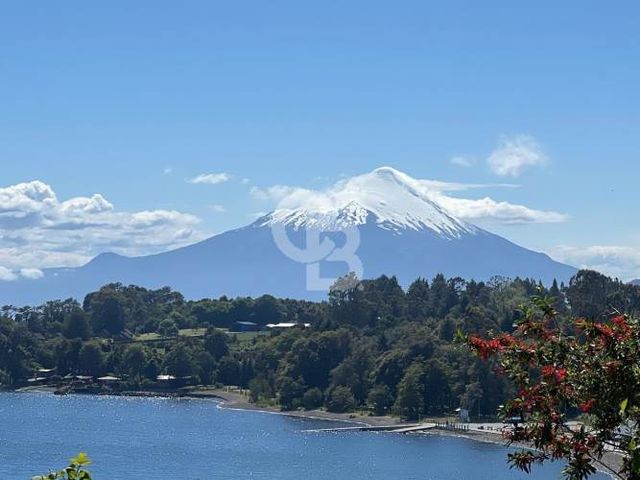 Casa con Vista al Lago y Volcanes. Finas terminaciones