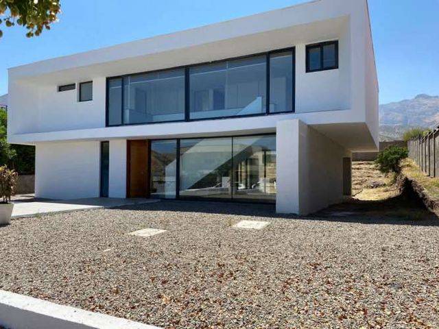 HERMOSA CASA MODERNA EN CONDOMINIO CERRADO