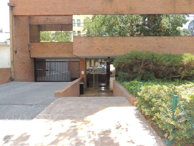 EXCELENTE OFICINA EN VENTA - METRO ALCANTARA - LAS CONDES