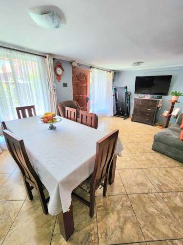 GRAN Y LUMINOSA CASA EN VENTA EN MAIPU (130089)