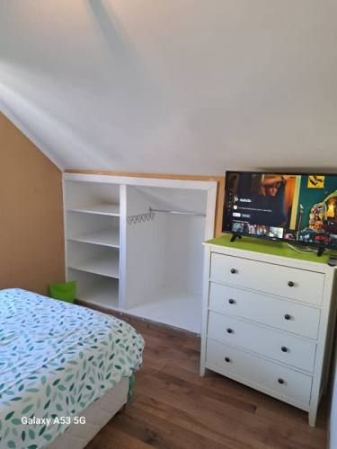 ARRIENDO PIEZA FULL AMOBLADA A DAMA EN PAINE CENTRO