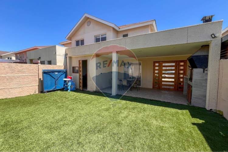 Hermosa e iluminada casa en valle grande