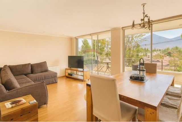 Vista despejada con oficina independiente