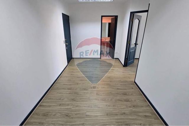 Arriendo oficina renovada con recepción