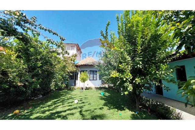 Venta casa remodelada!! con patio y 2 estac.