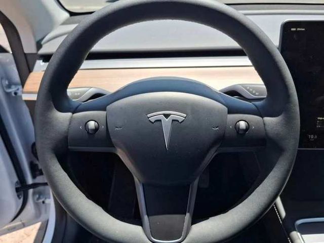 TESLA MODEL Y 2025