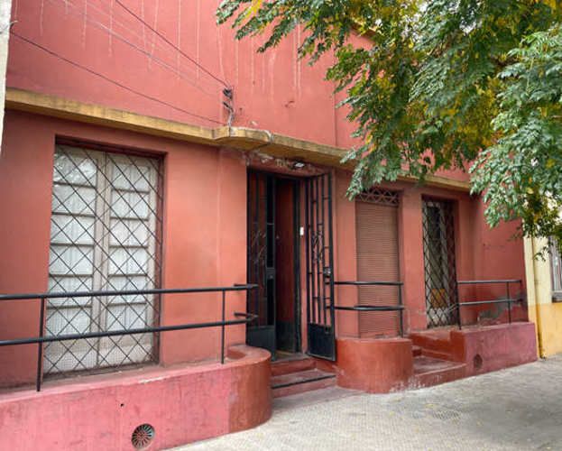 Amplia casona antigua en barrio Lira / Matta