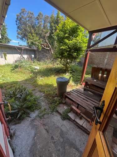 CASA CON AMPLIO PATIO Y ARBOLES CON PISO FLOTANTE Y ALFOMBRA