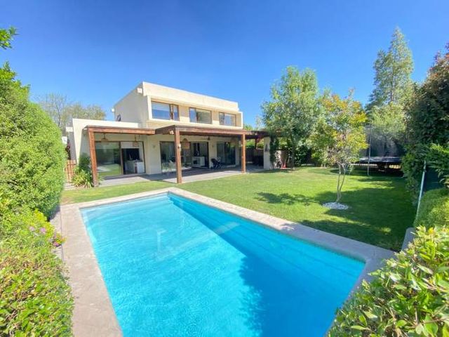 ARRIENDO CASA MEDITERRÁNEA EN EXCLUSIVO CONDOMINIO DE CHICUREO, 4D + 3B + P. SERVICIO + PISCINA + TERRAZA + QUINCHO , AL LADO COLEGIO PEDREGALES