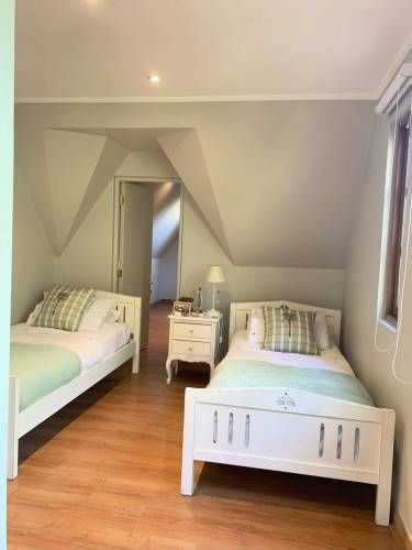 VENTA CASA ESTILO INGLÉS FRENTE AL SANTIAGO COLLEGE, LOS TRAPENSES